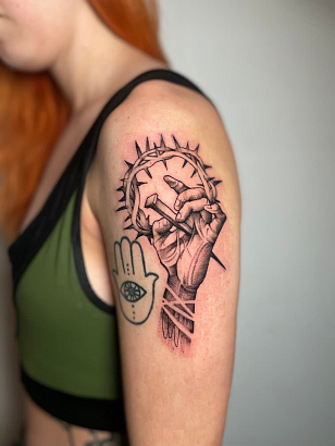 тату гвоздь в руке